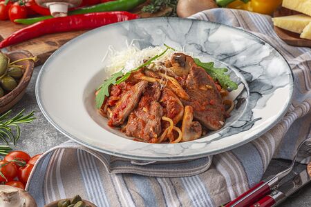 Спагетти с говядиной и грибами