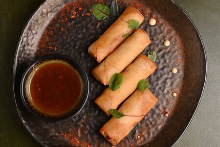 Спринг-роллы с курицей и грибами шиитаке