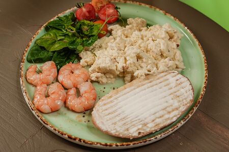 Скрэмбл с креветками