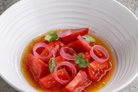 Томаты с соусом кимчи и шисо