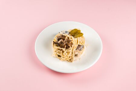 Паста с курицей в горчичном соусе