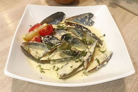 Мидии в сливочно-чесночном соусе с сыром с голубой плесенью