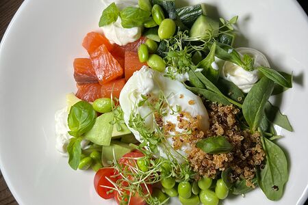 Боул с лососем, свежими овощами и яйцом пашот
