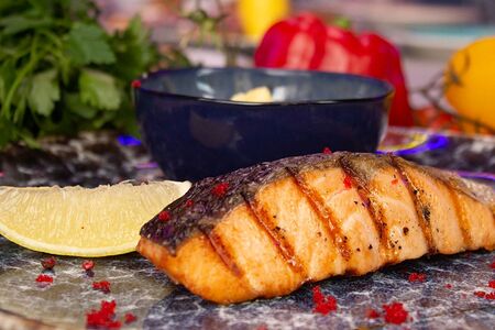 Стейк из лосося на гриле с овощами