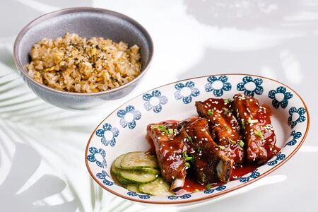 Свиные рёбрышки с жареным рисом