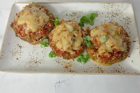 Баклажаны под сыром пармезан с томатной сальсой