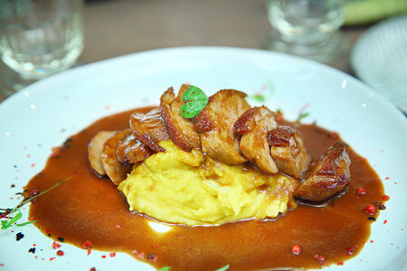 Утиная грудка, демиглас, шафрановое пюре