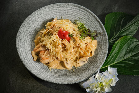 Феттучини с курицей и грибами