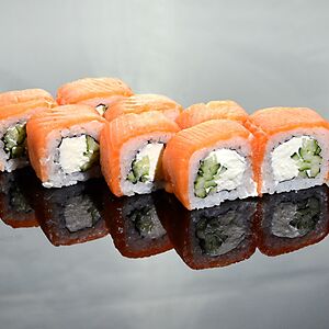 Фирменный ролл Филадельфия с огурцом