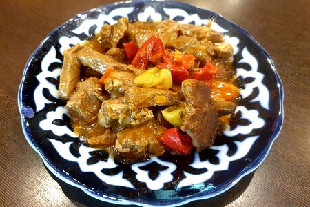 Гуляш из говядины с овощами