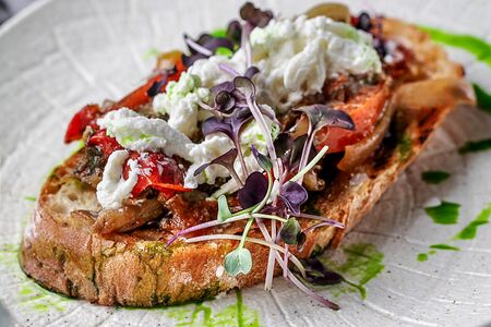 Брускетта с печеными овощами и страчателлой 