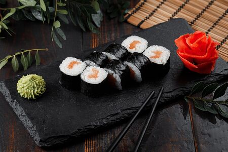 Ролл с лососем