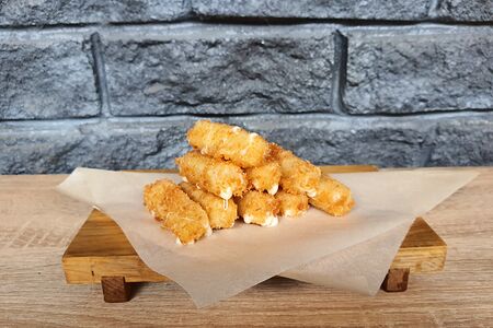 Сырные палочки с соусом