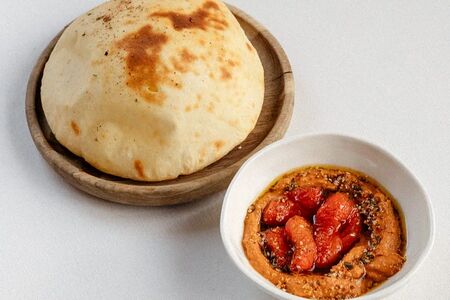 Мухаммара с заатаром, маслом из аджики и питой