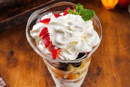 Фруктовый салат со взбитыми сливками