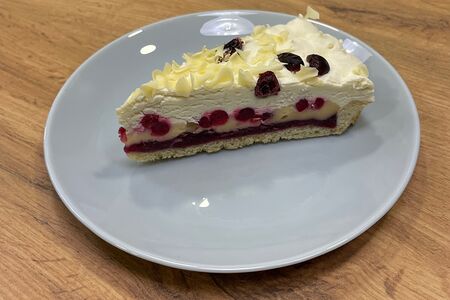 Торт Брусника в белом шоколаде