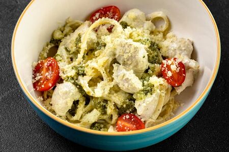 Паста с цыплёнком и соусом песто