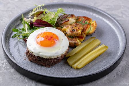 Бифштекс с яйцом и мини-картофелем