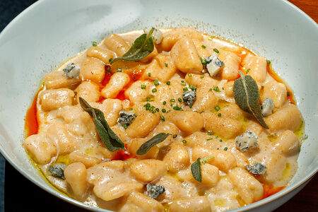 Ньокки из батата с соусом из каштанов и горгонзолой