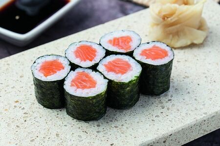 Ролл с лососем