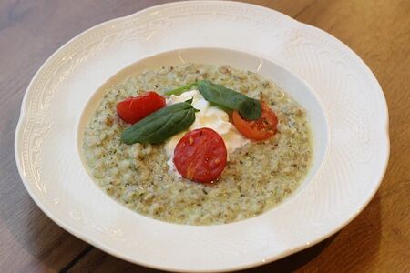 Зелёная гречка с печёными томатами и страчателлой