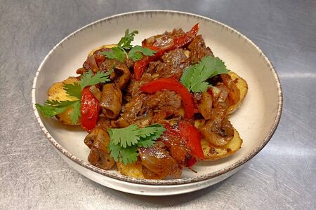 Говядина, тушенная с овощами