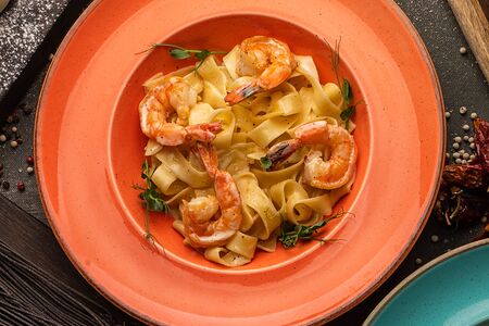 Феттучини с тигровыми креветками