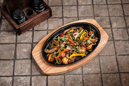 Горячая сковорода с говядиной и овощами