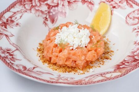 Тартар из форели с брынзой и хлебными крошками