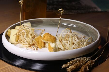 Ассорти копченых сыров