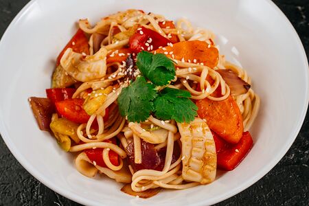 Кальмар с овощами в кисло-сладком соусе