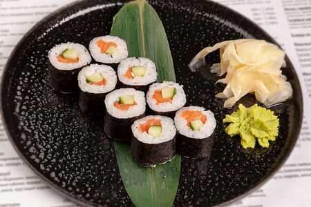 Ролл с лососем и огурцом