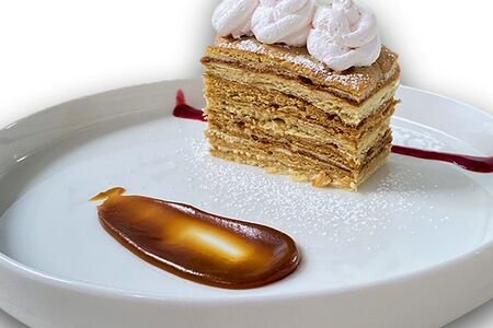 Медовик со взбитыми сливкам