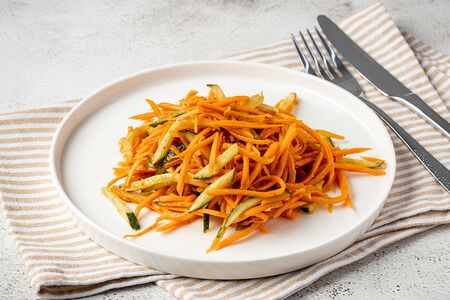 Салат с корейской морковью и огурцом