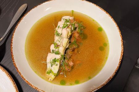 Консоме с куриной грудкой и молодым шпинатом