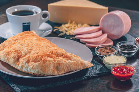 Чебурек с ветчиной и сыром