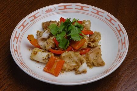 Жареные кальмары с солью и перцем