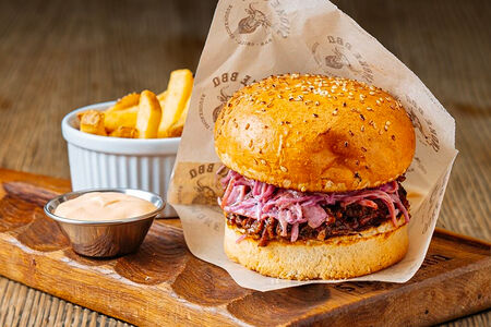 Бургер с брискетом и салатом Коул-слоу