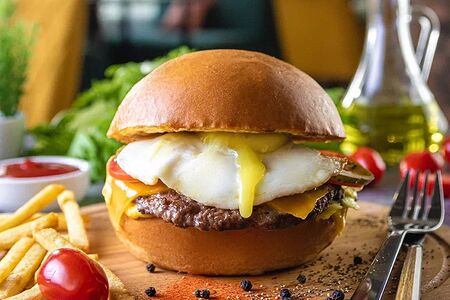 Бургер с яйцом