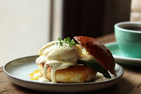 Бенедикт на филипповской булочке