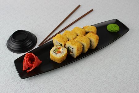 Горячий ролл с лососем