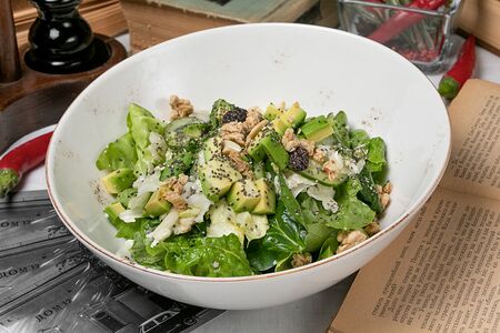 Зелёный салат с авокадо, огурцом и цветной капустой с соусом Шисо