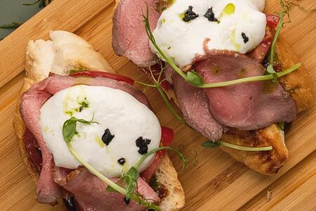 Брускетта с ростбифом и муссом из моцареллы