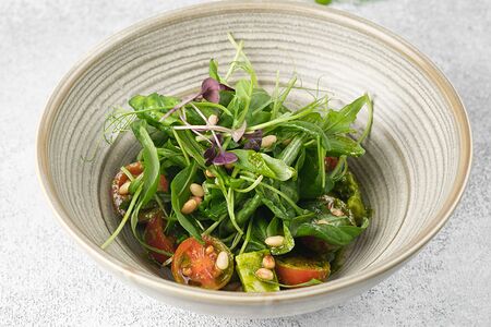 Салат с томатами, сыром сулугуни и песто