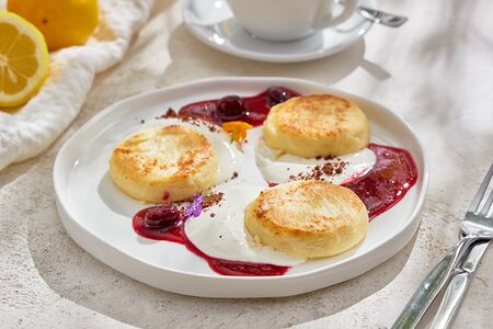 Сырники с лаймовой сметаной