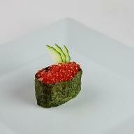 Гункан с красной икрой