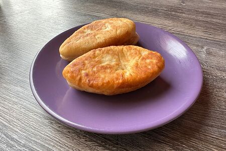 Пирожок с луком и яйцом