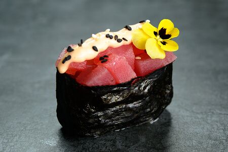 Гункан с тунцом и спайси