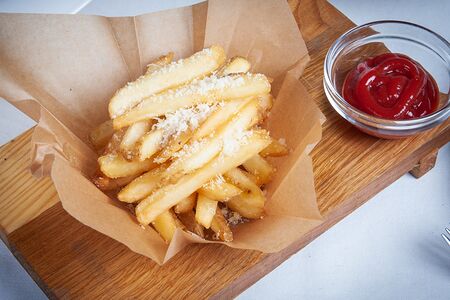 Картофель фри с сыром пармезан