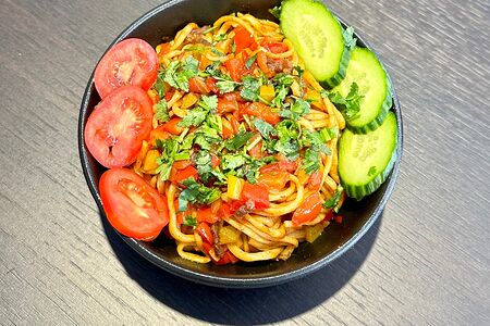 Жареная лапша со свининой и овощами